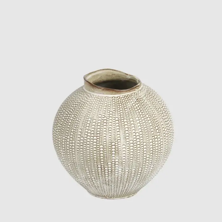 Small White Kave Ceramic Vase – Compact Curved Silhouette 1